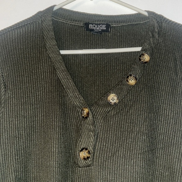 🤡Rouge thermal half button top🤡 - Picture 2 of 3